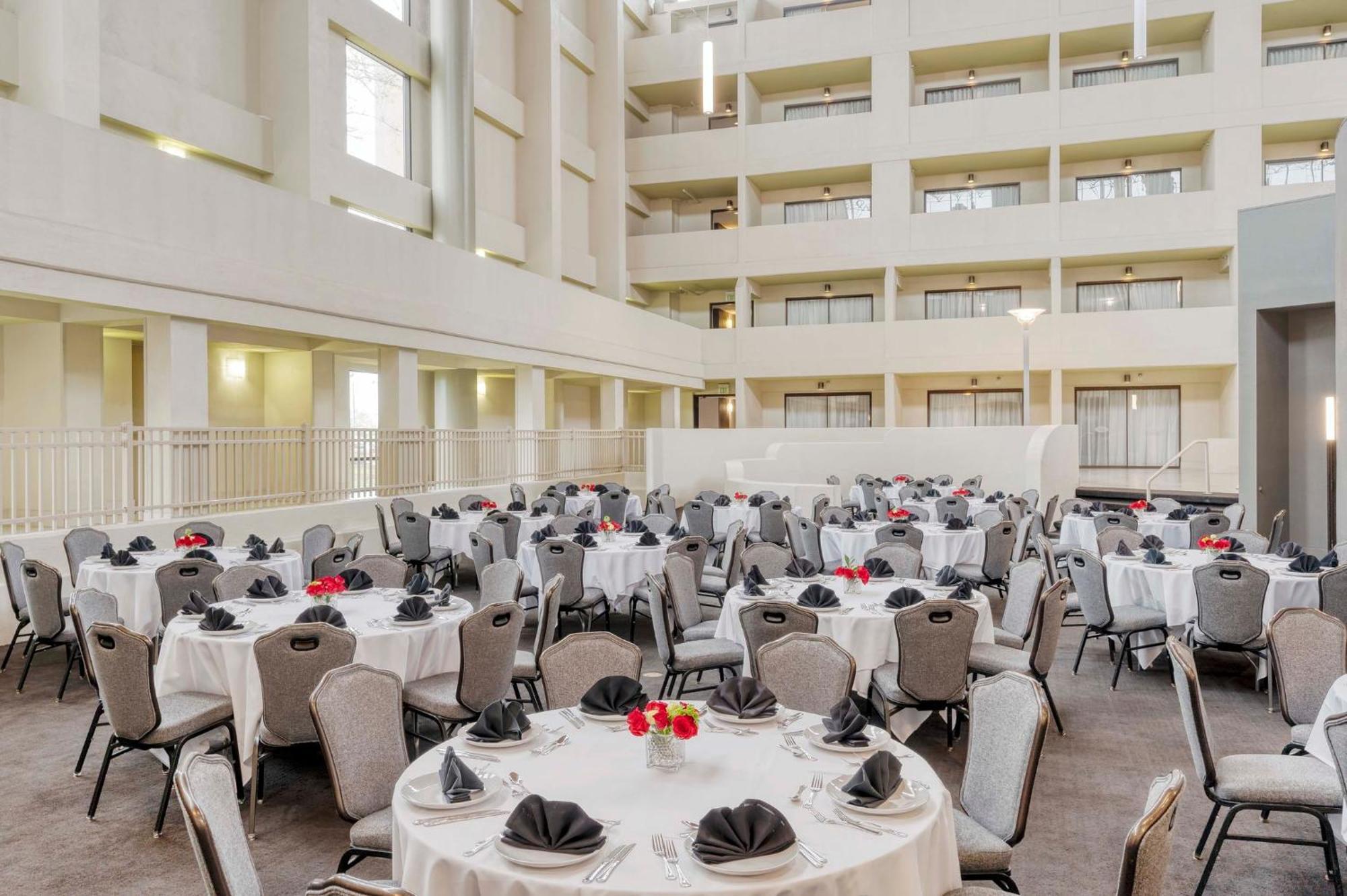 Crowne Plaza Indianapolis-Airport By Ihg Hotel Exterior photo