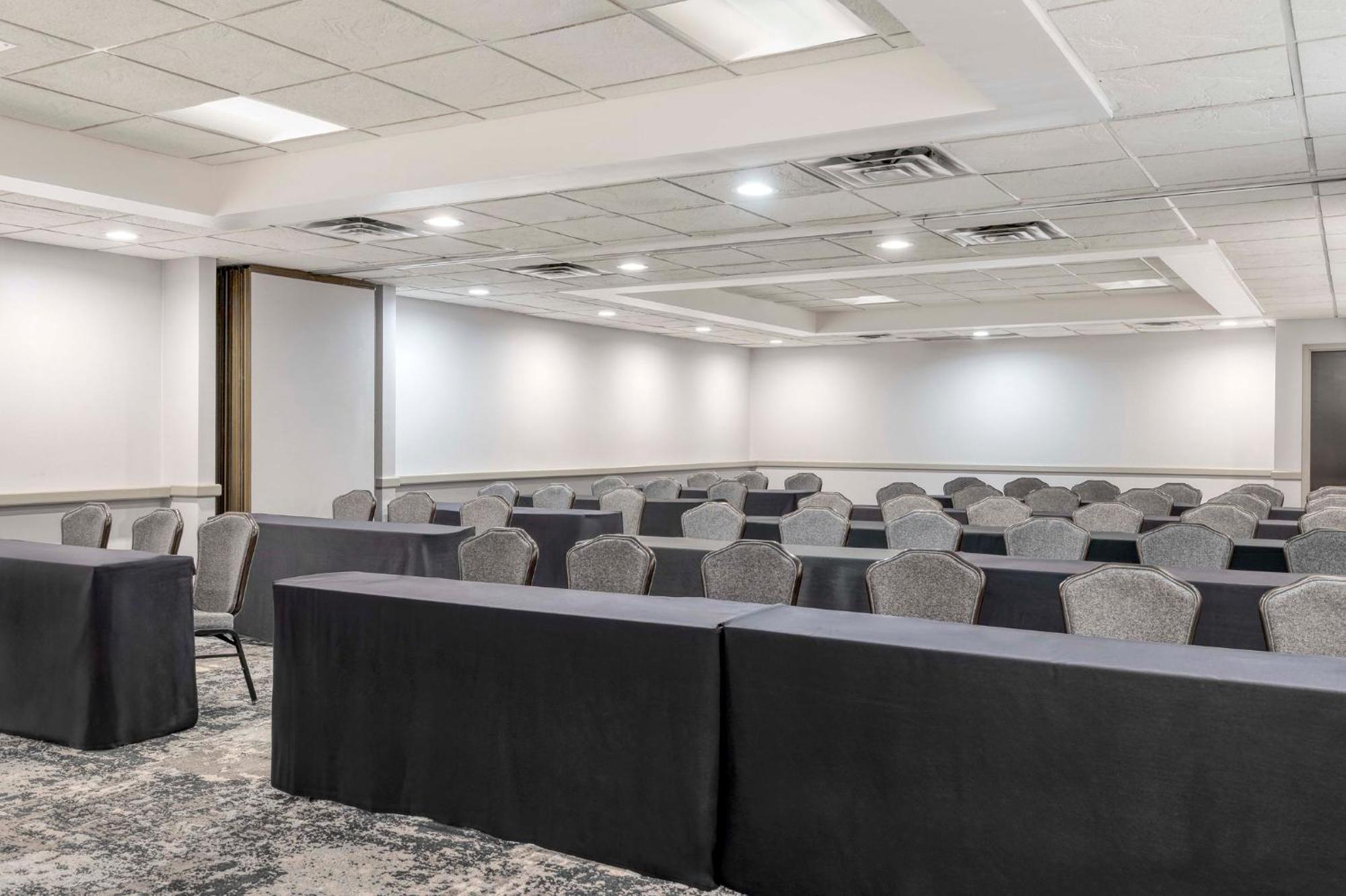 Crowne Plaza Indianapolis-Airport By Ihg Hotel Exterior photo