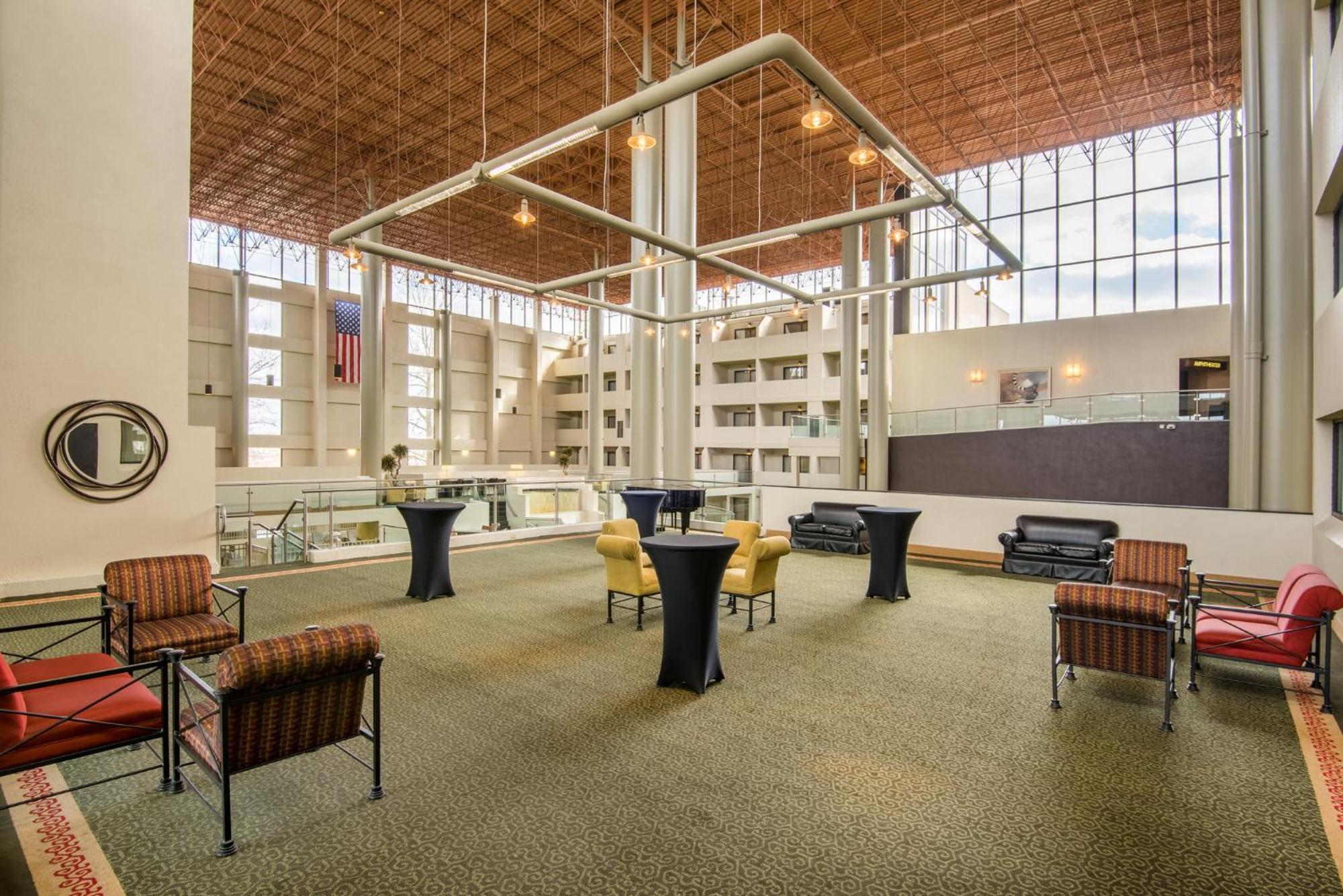Crowne Plaza Indianapolis-Airport By Ihg Hotel Exterior photo